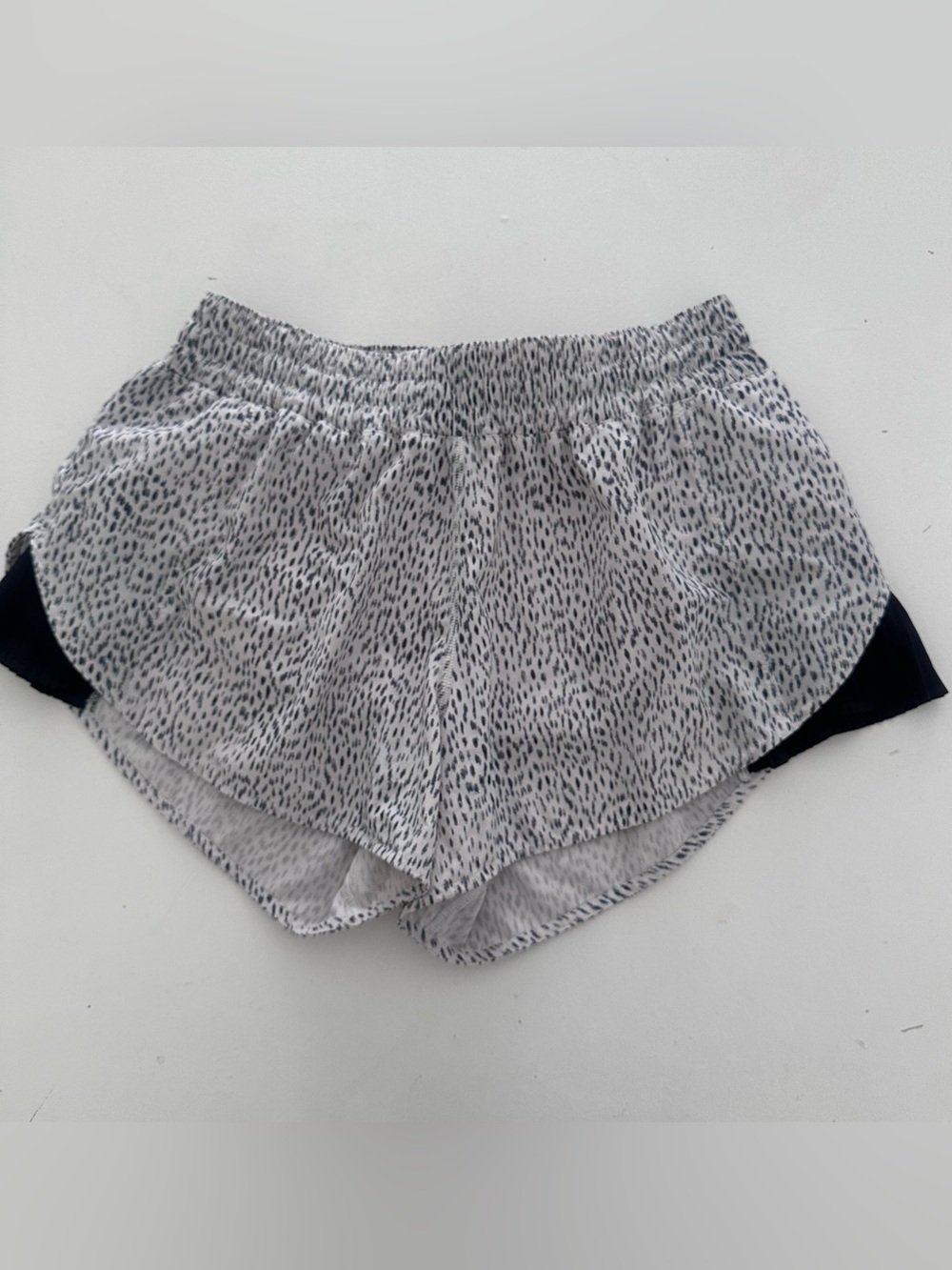 Lululemon Hotty Hot 2.5” Shorts Dottie Dash White / Black size 6 Euc